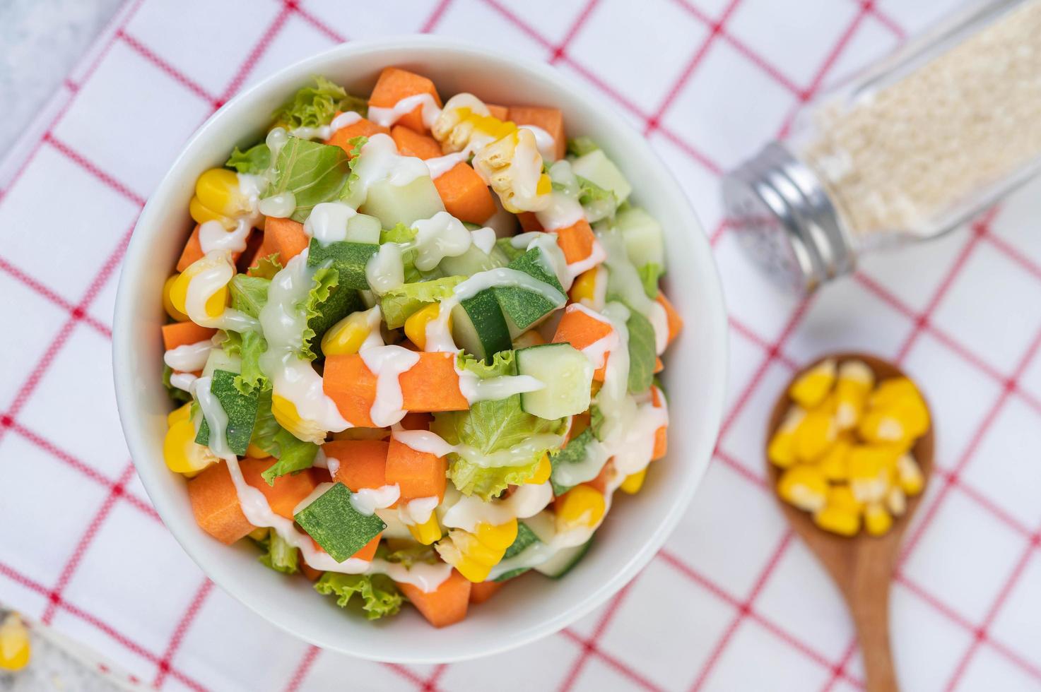 ensalada de pepino, maíz, zanahoria y lechuga foto