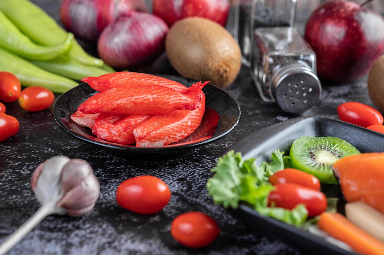 Palitos de carne de cangrejo en un plato foto