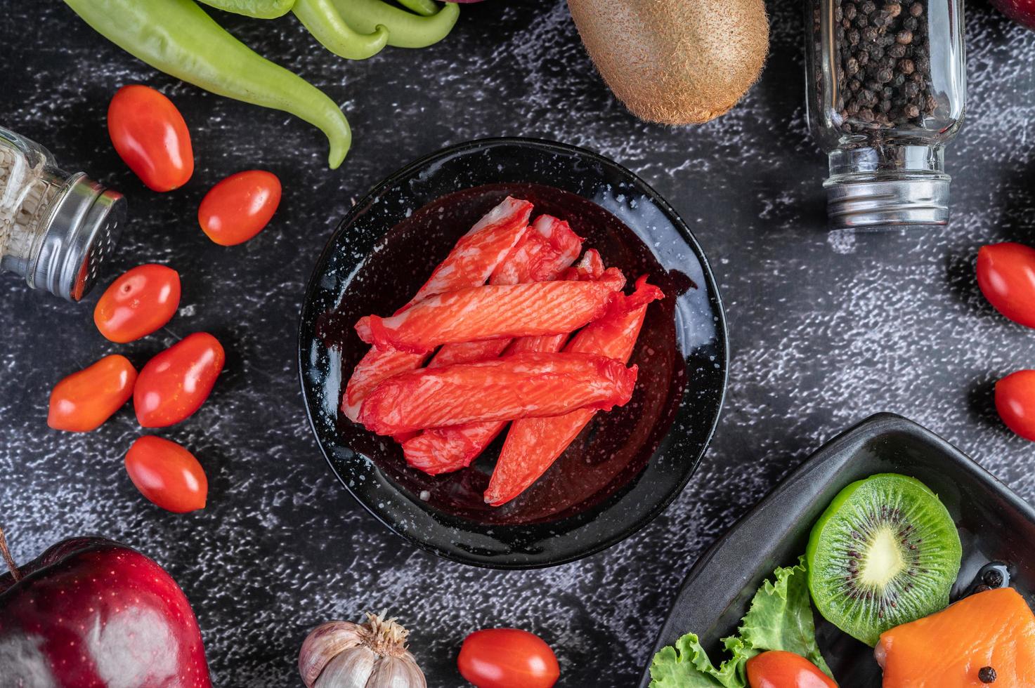 Palitos de carne de cangrejo en un plato foto