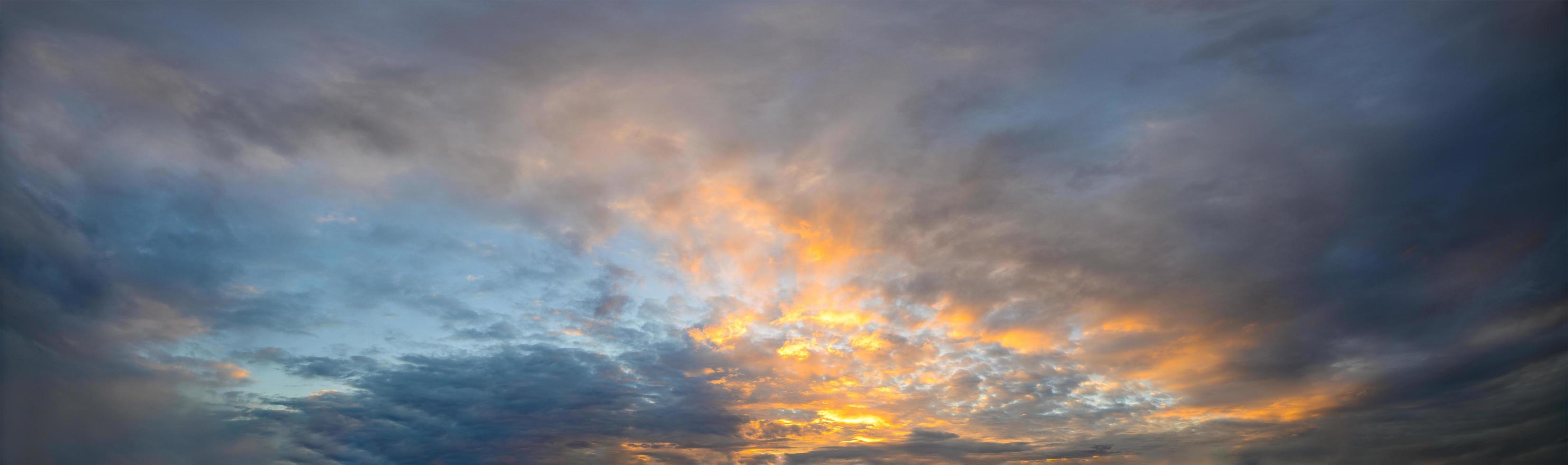 cielo y nubes al atardecer foto