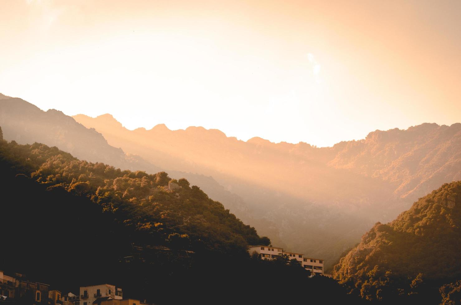 amanecer sobre las montañas foto