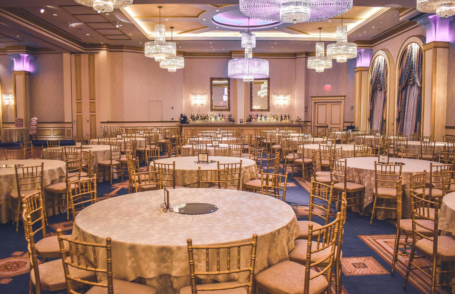 oakland, ca, 2020 - mesa de cena formal en un salón de baile foto