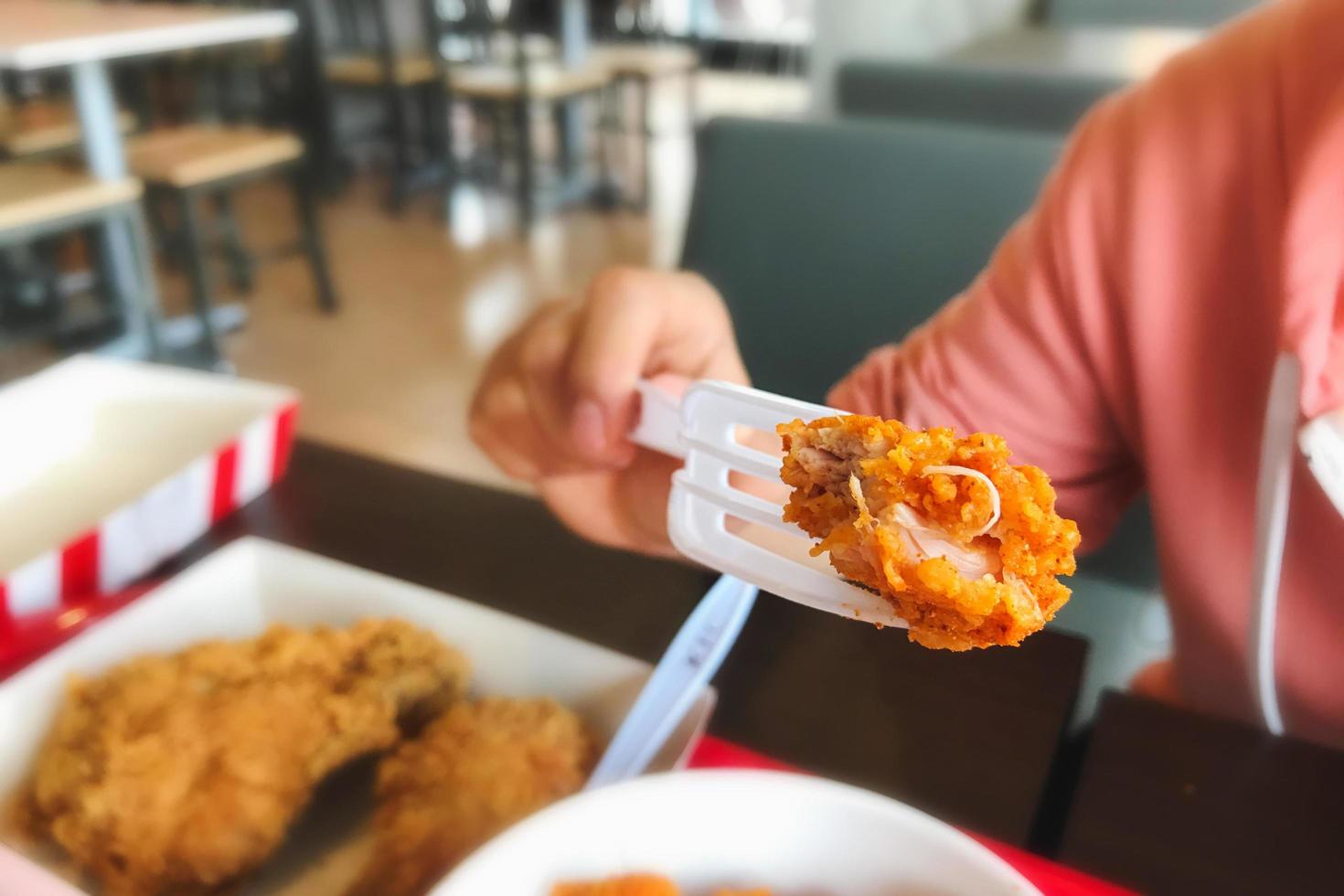 Close-up de pollo frito en un tenedor foto