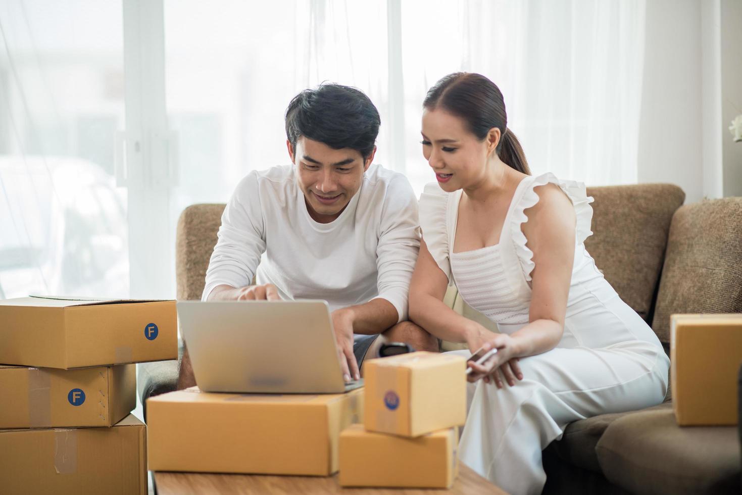 pareja feliz en la oficina en casa con negocios en línea foto
