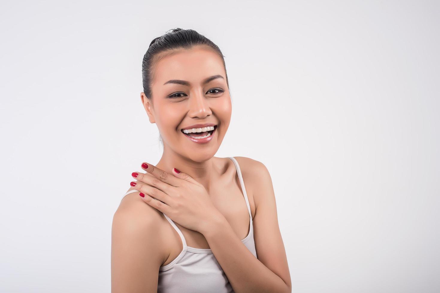 mujer de spa de belleza sobre fondo blanco sonríe a la cámara foto