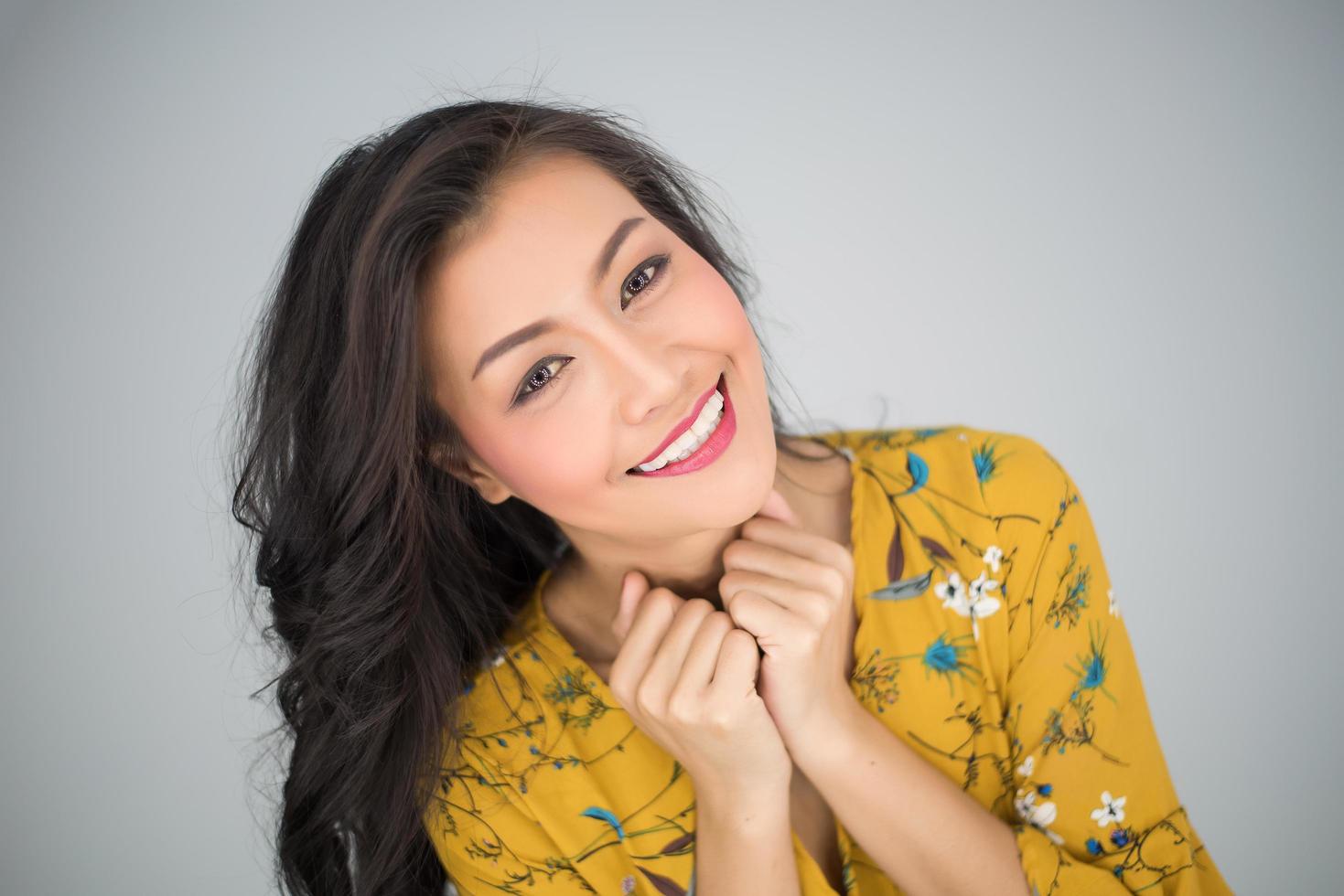 retrato de una mujer sonriente foto