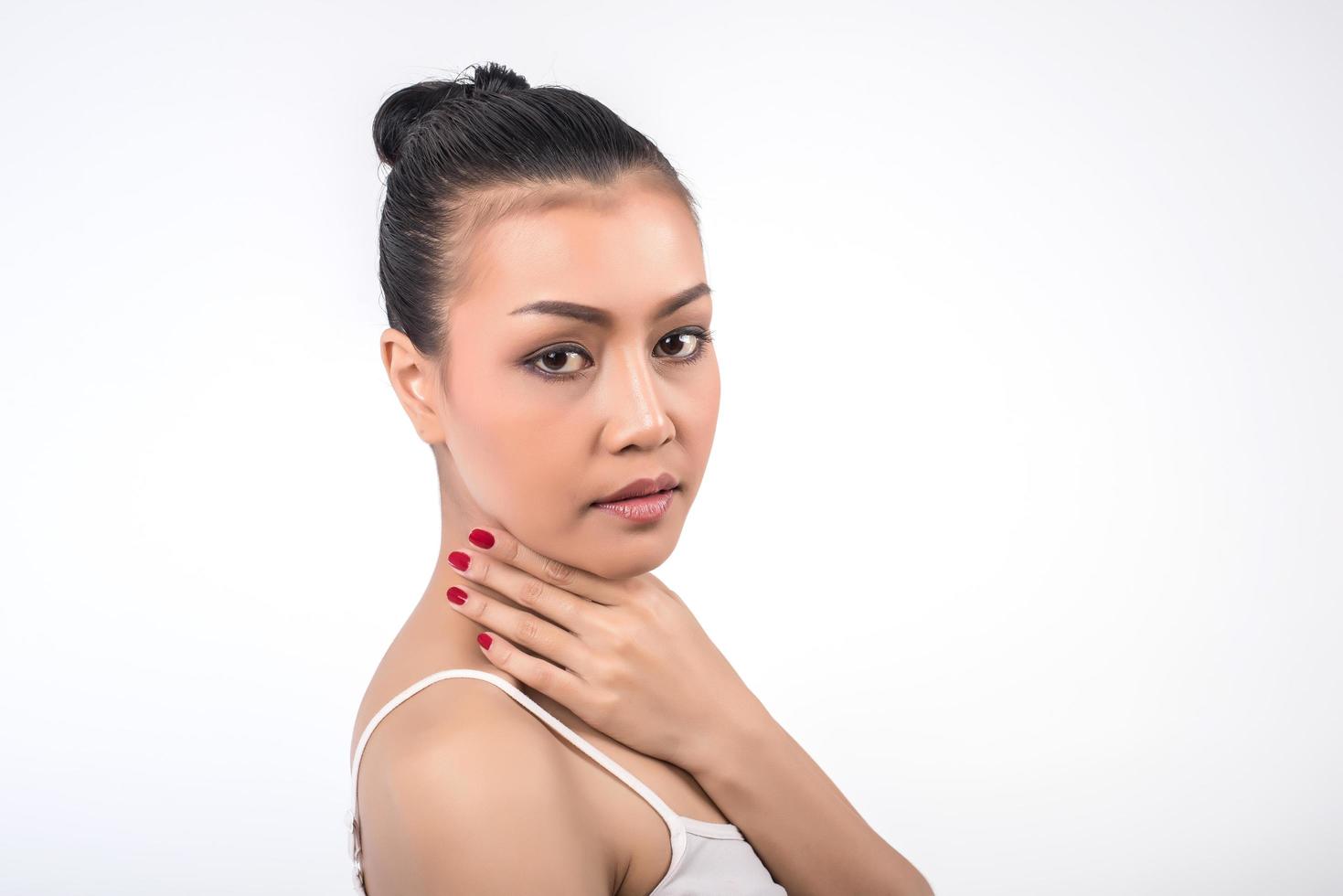 mujer joven, llevando, maquillaje, blanco, plano de fondo foto