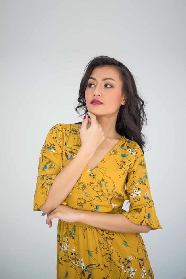 mujer joven con un vestido amarillo foto