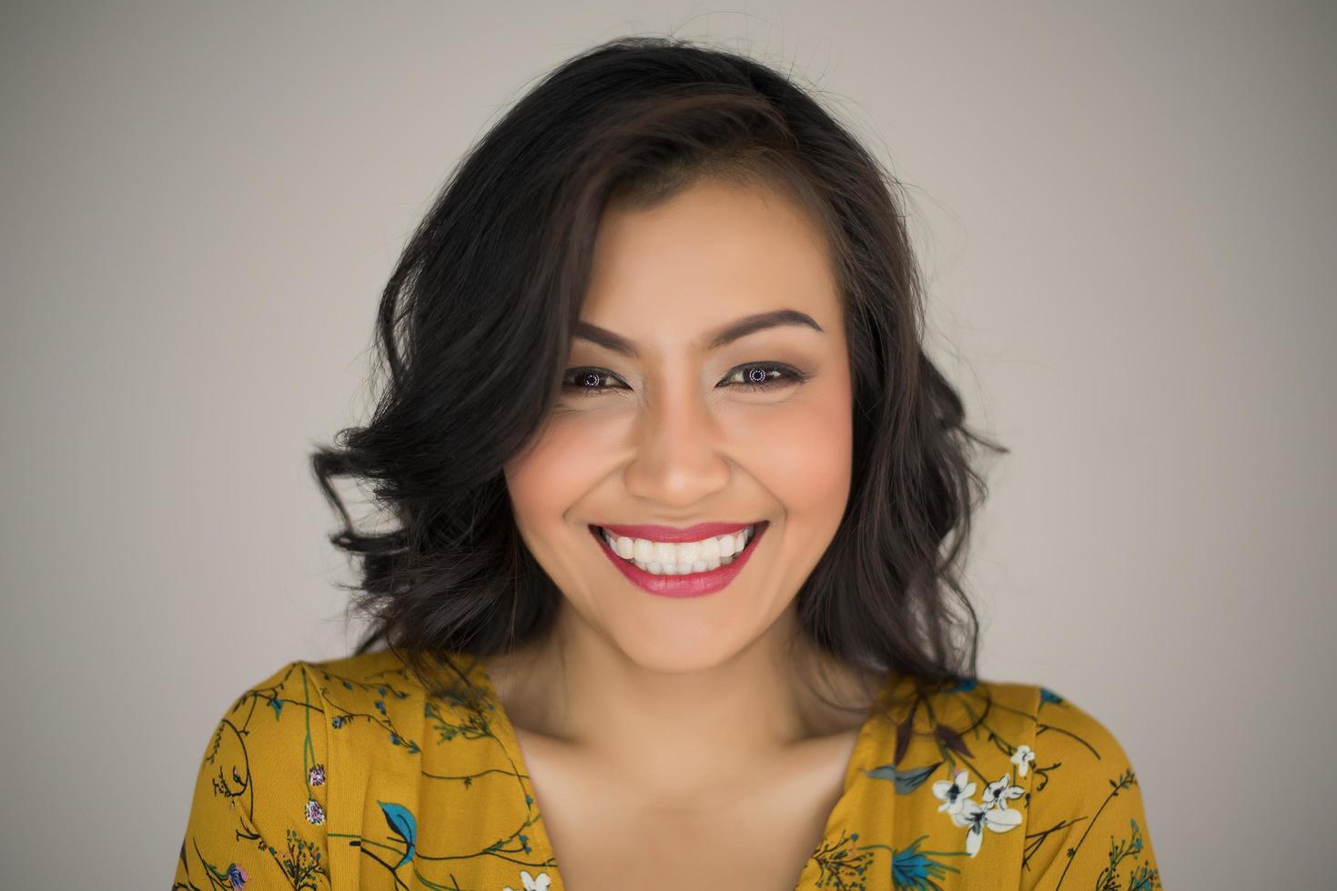 retrato de una mujer sonriendo foto