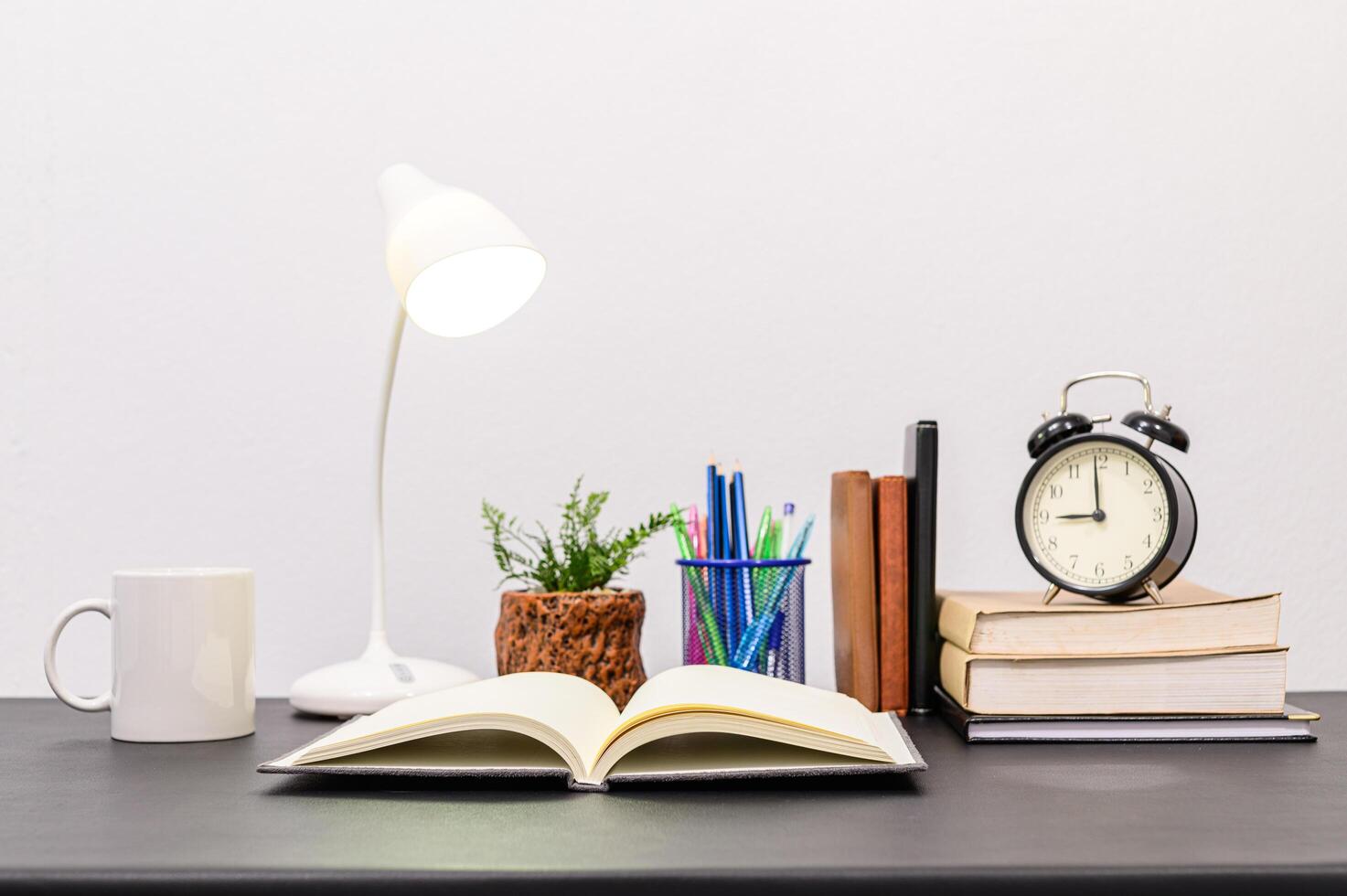 libros y lámpara sobre la mesa foto