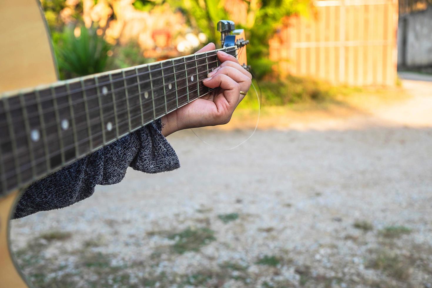 primer plano, de, un, mano, en, un, guitarra foto