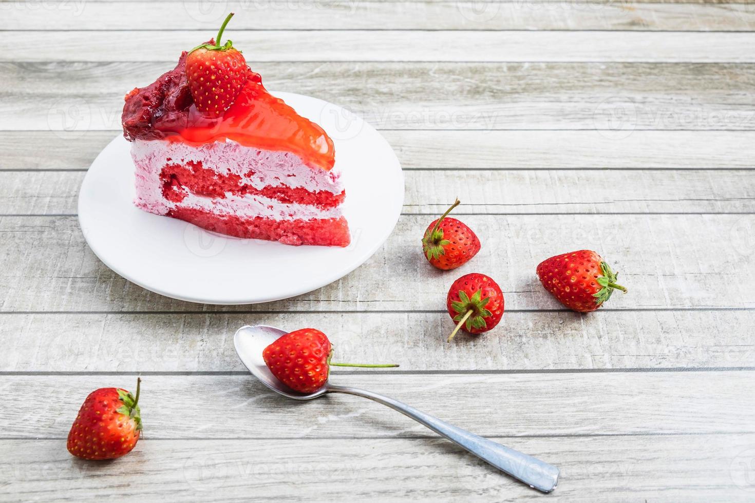 pastel de fresa y una cuchara foto