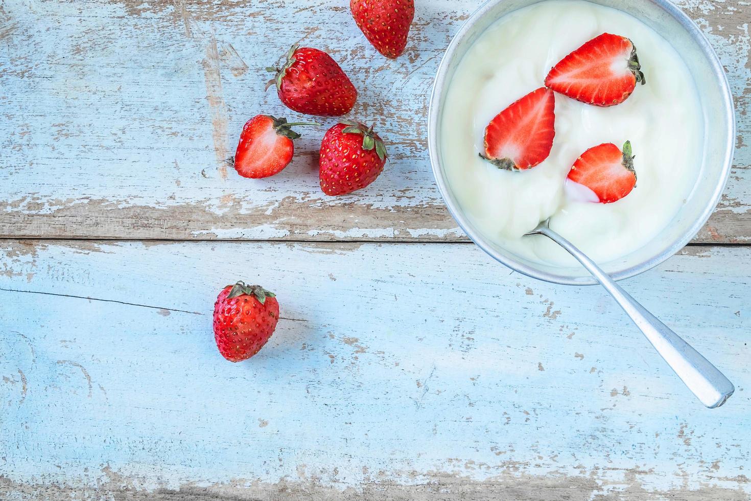 Vista superior de un tazón de yogur con fresas foto