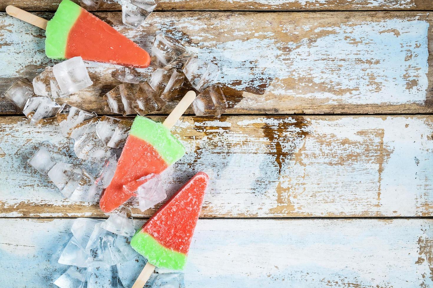 palitos de helado en una mesa de madera foto