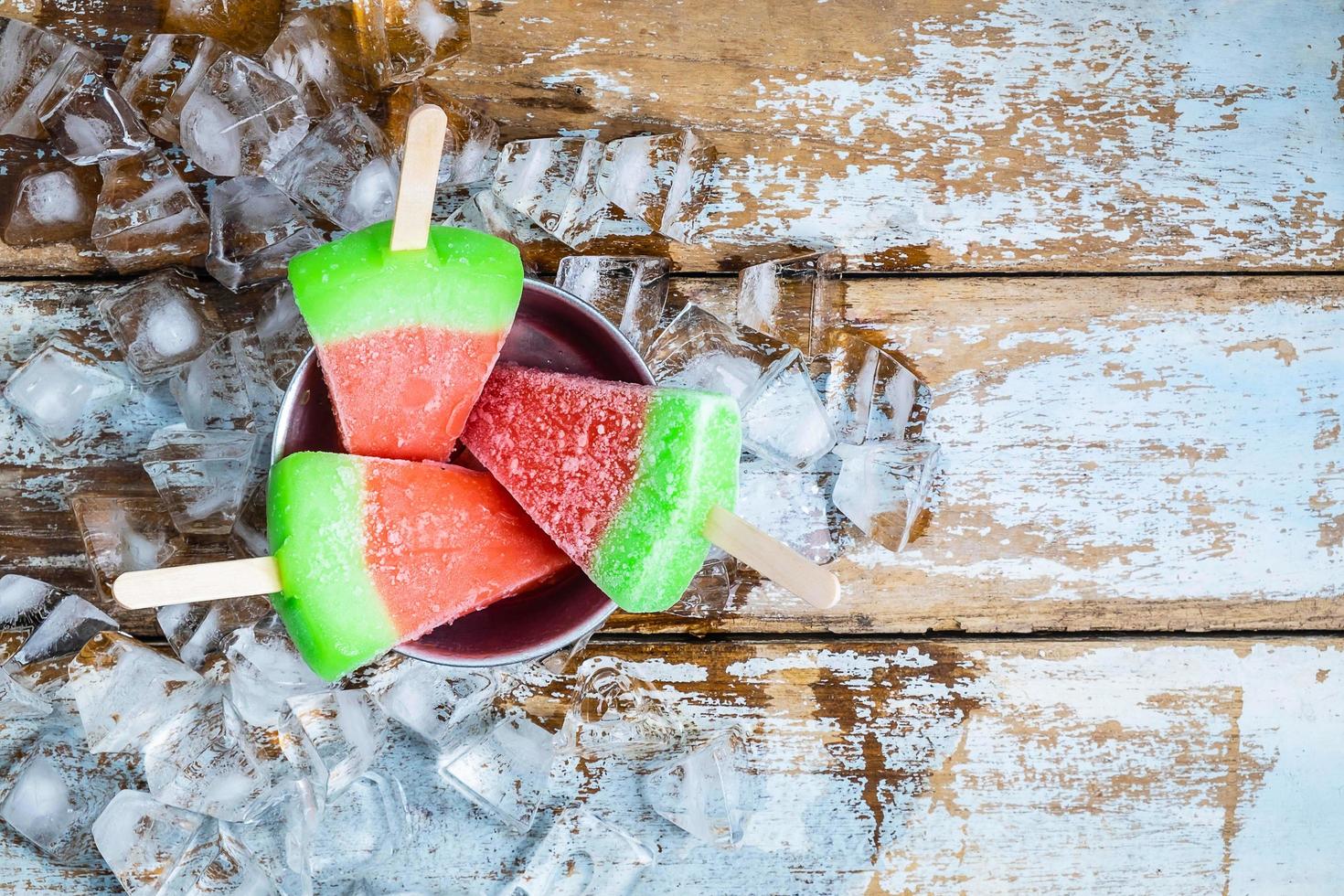 helado de sandía en un cubo foto