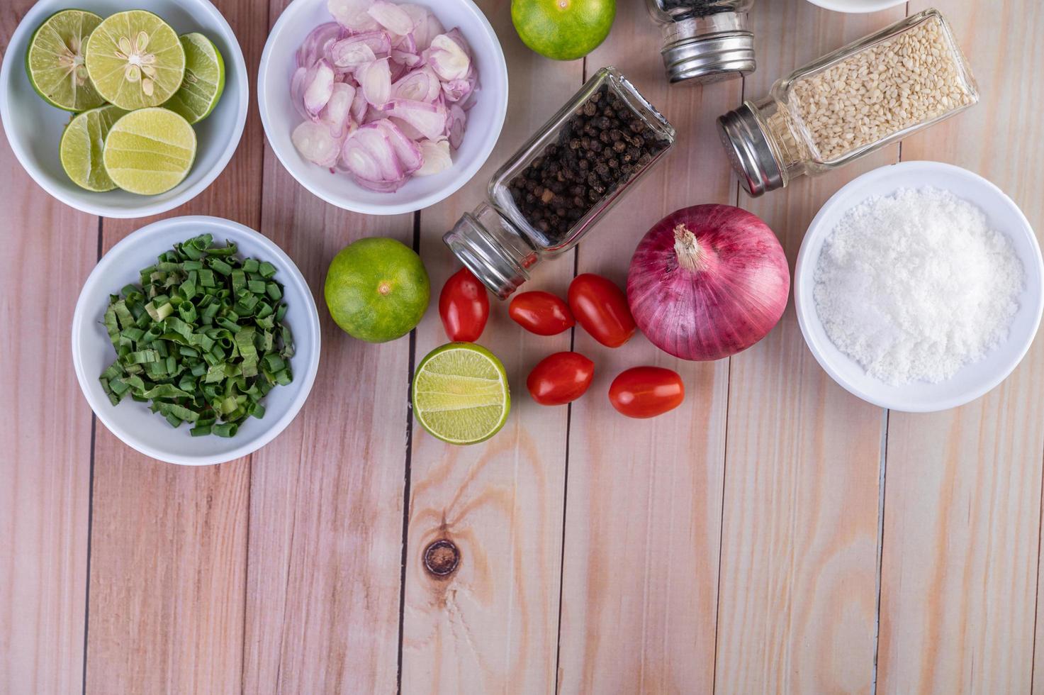 Verduras y especias en mesa de madera con espacio de copia foto