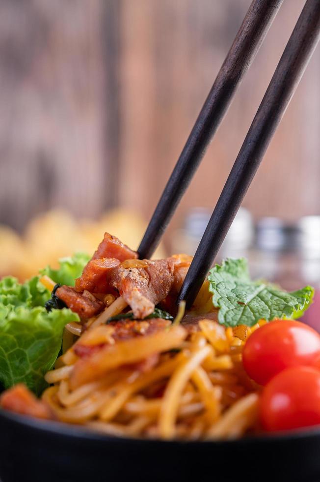 Spaghetti with tomatoes and lettuce photo