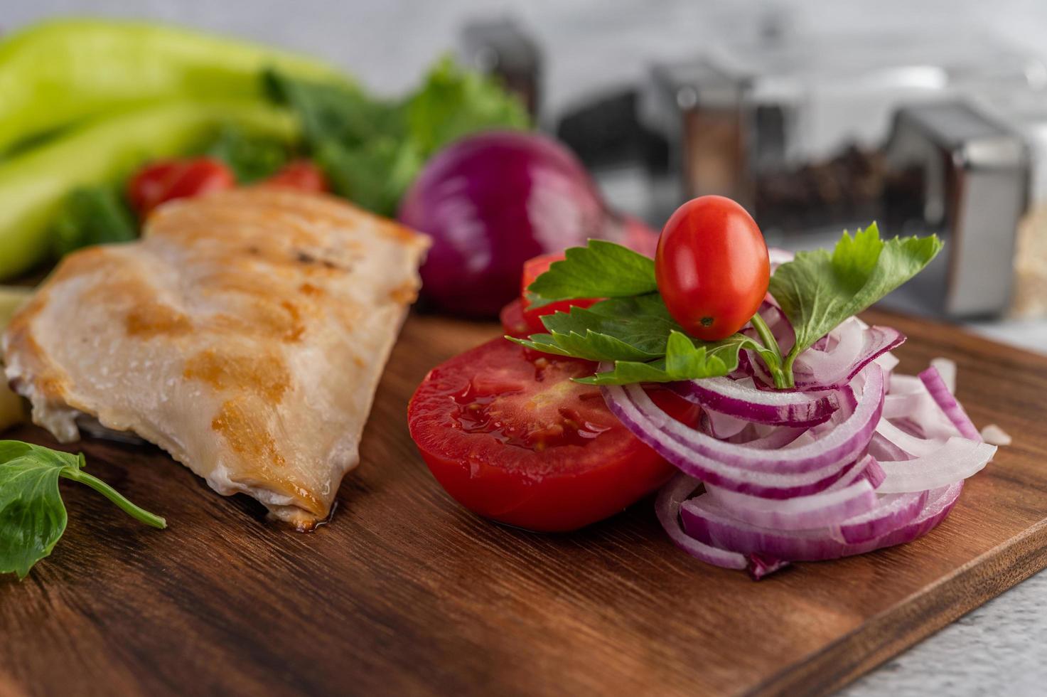 Filete de pollo con verduras variadas foto