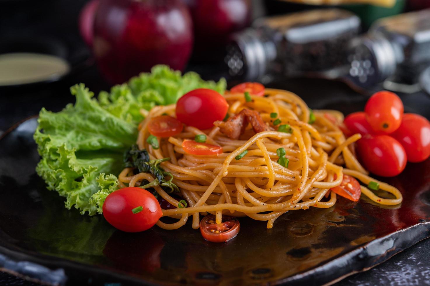 Spaghetti with tomatoes and lettuce photo