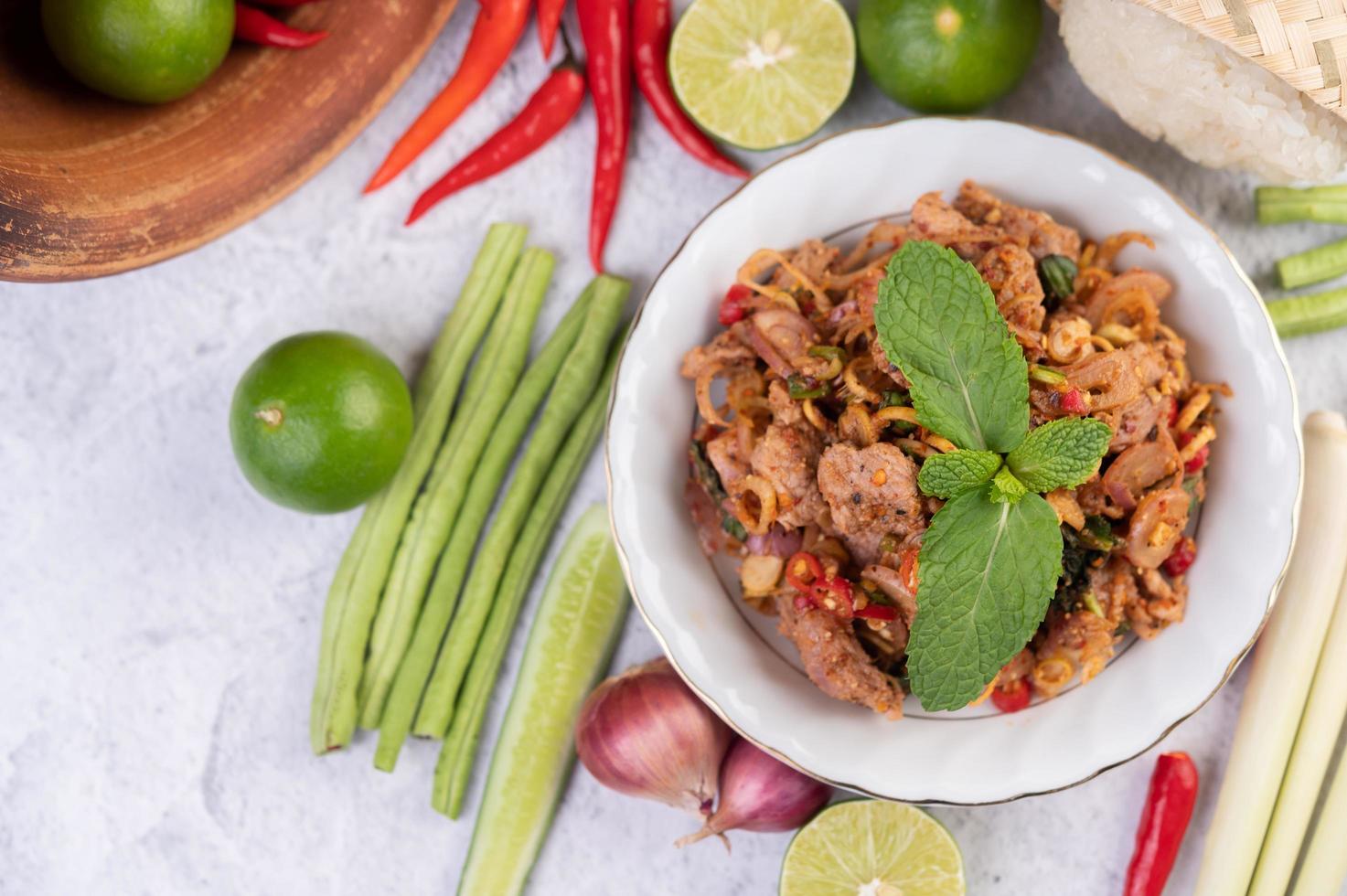 un plato de carne de cerdo picada con ingredientes foto