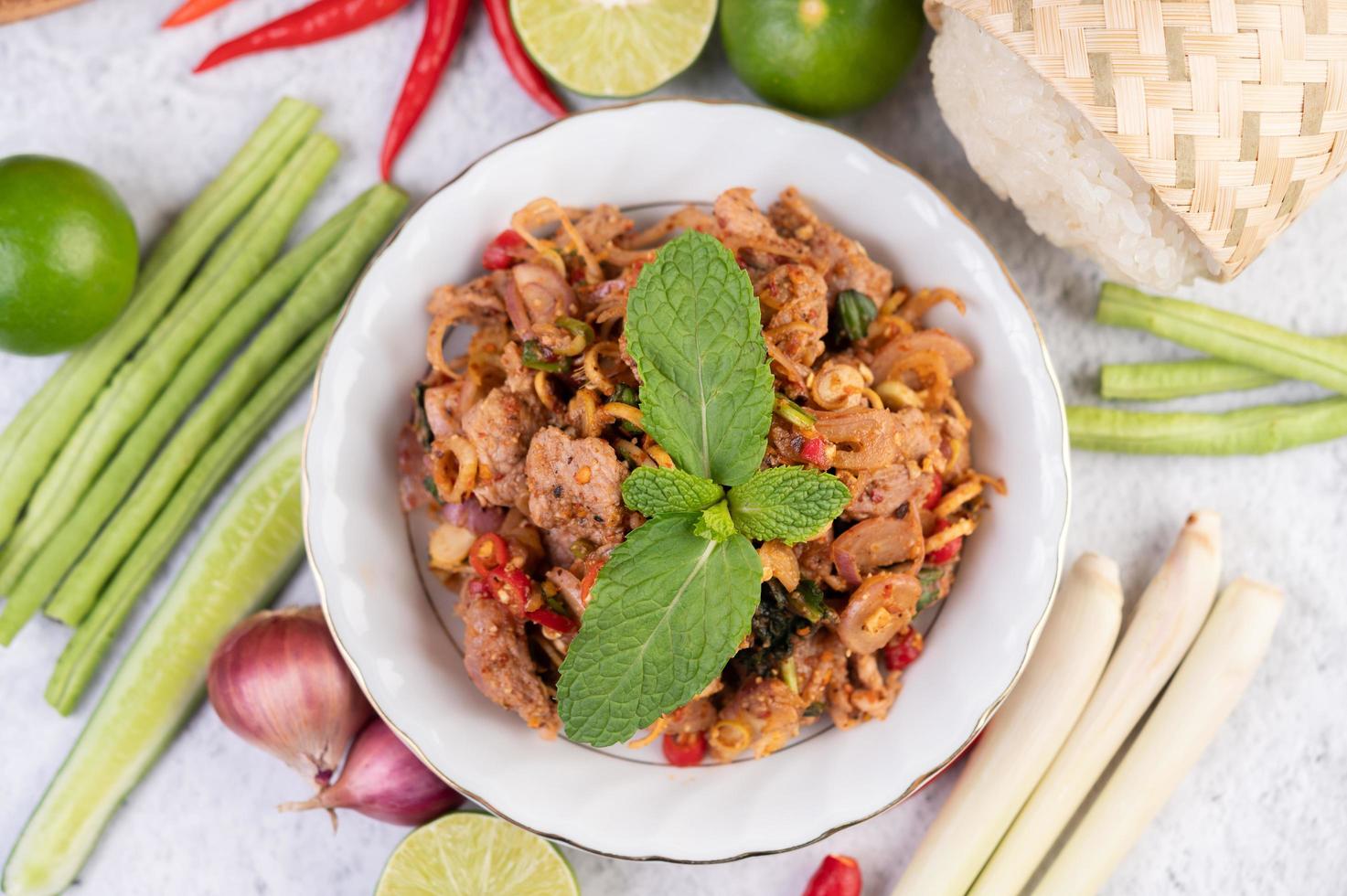 un plato de carne de cerdo picada con ingredientes foto