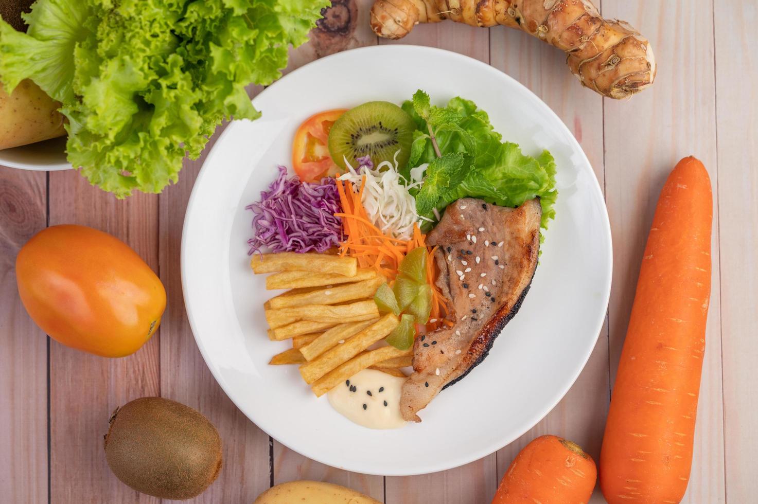 pescado con papas fritas y ensalada foto