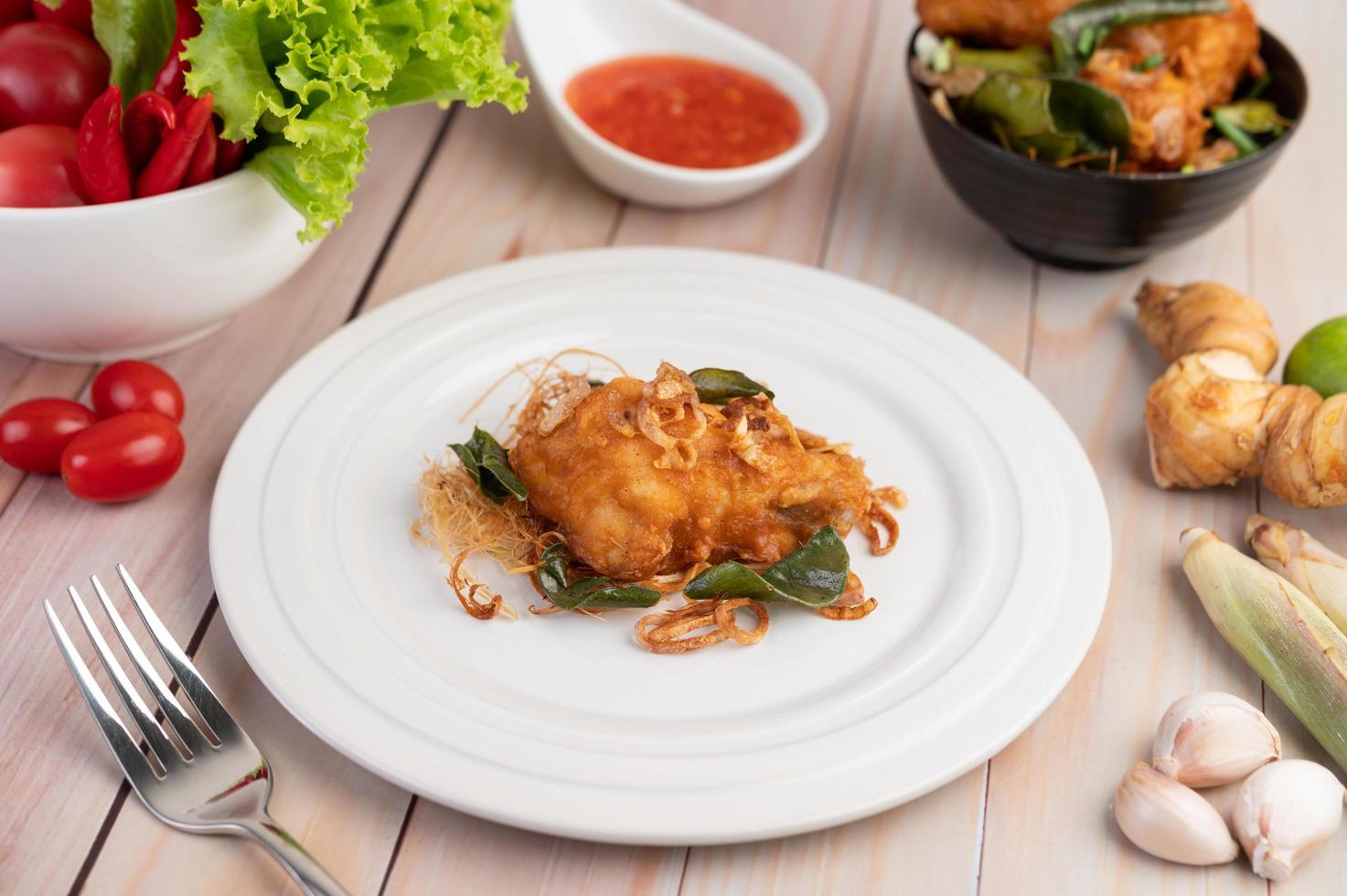 un plato de pollo frito con hierbas foto