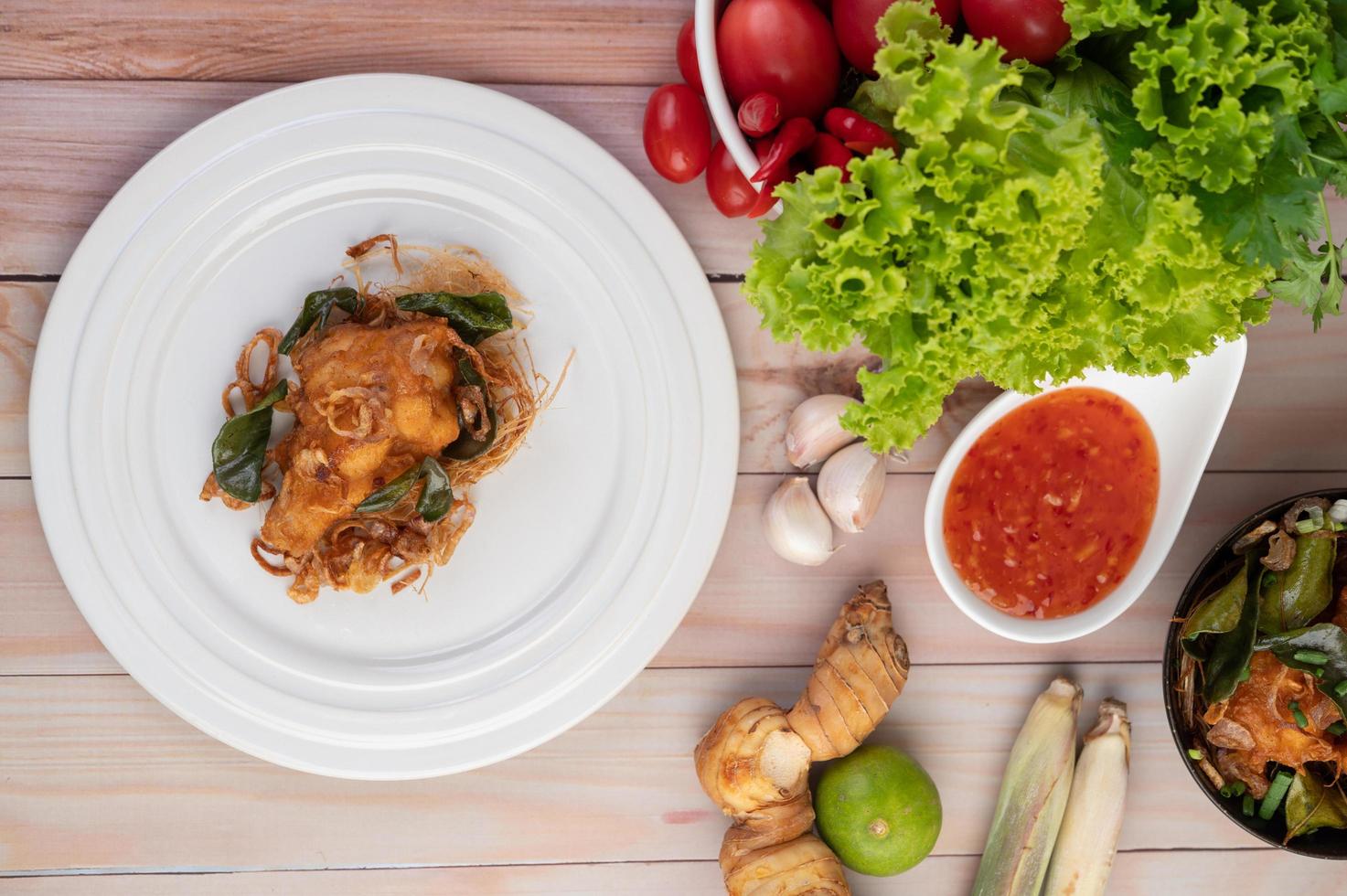 un plato de pollo frito con hierbas foto