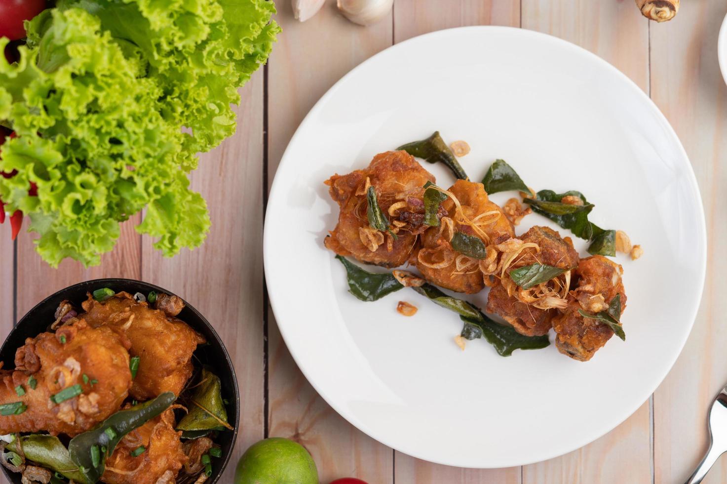 un plato de pollo frito con hierbas foto