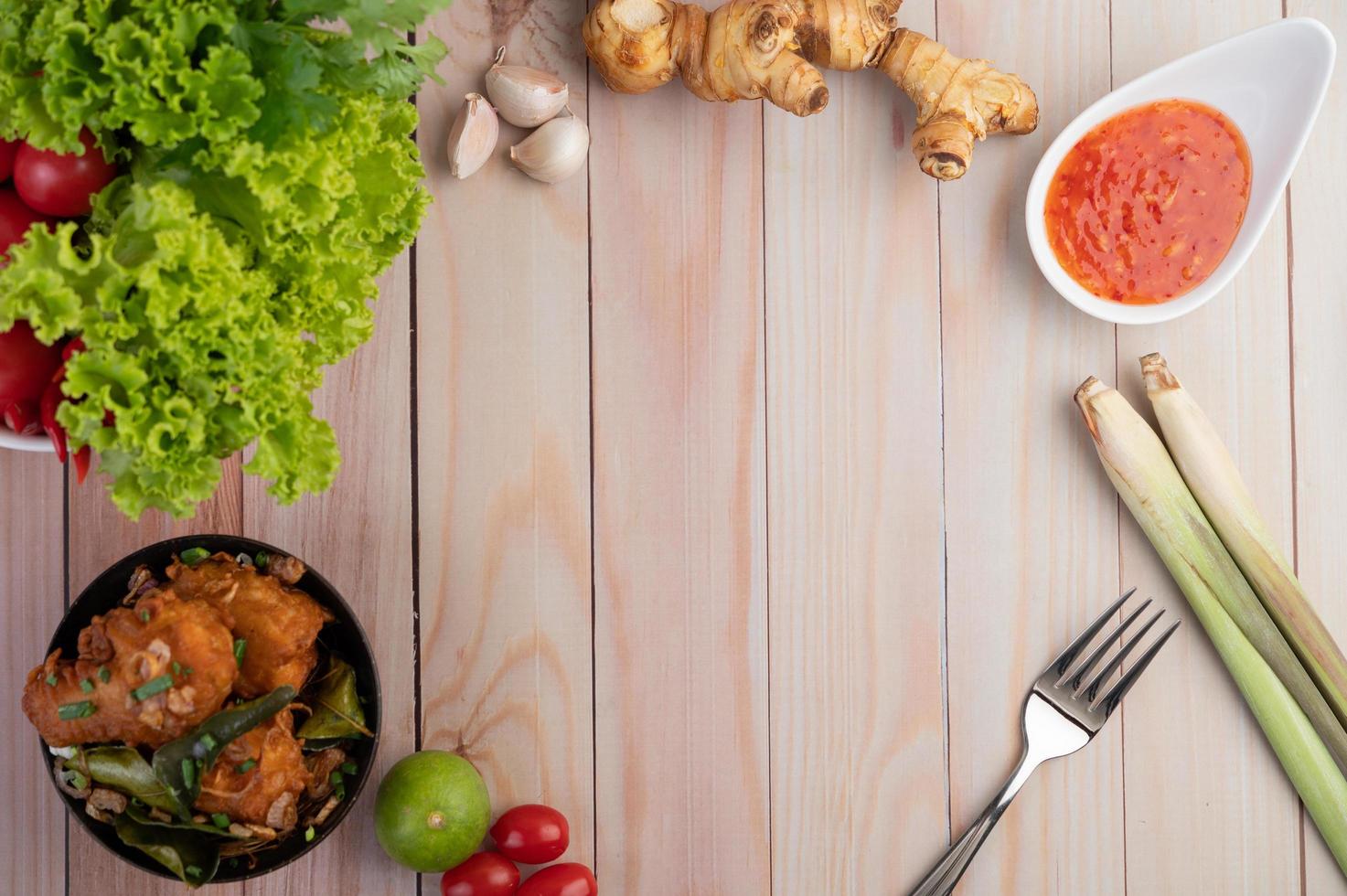 Copie el espacio de fondo de madera con salsa, lemongrass, cebollas y jengibre foto