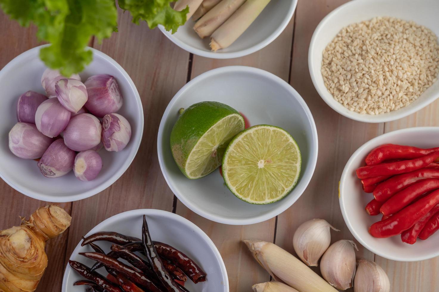 cebollas rojas, limón, limoncillo, chiles, ajo, galanga y lechuga foto