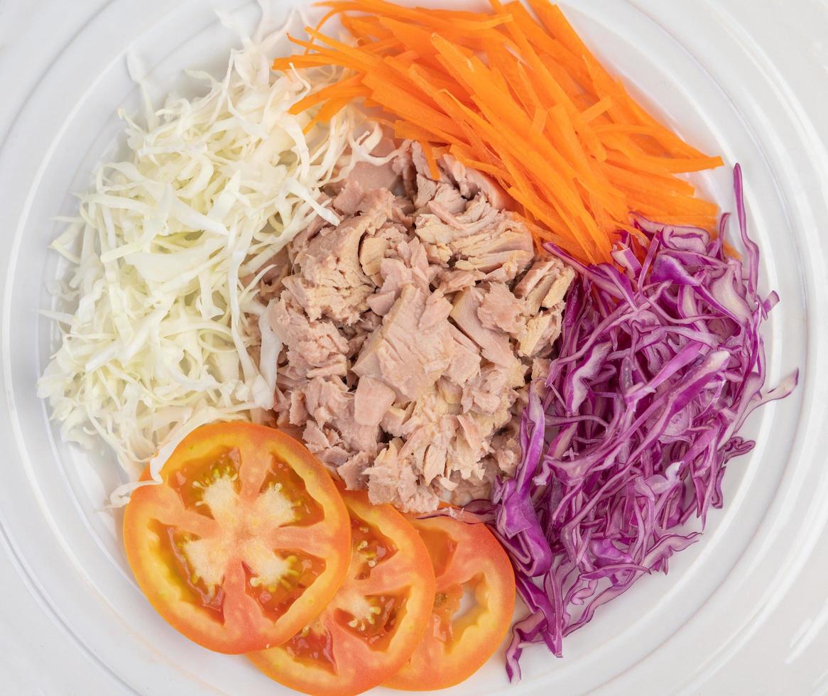 ensalada de atún con zanahorias, tomates y repollo foto