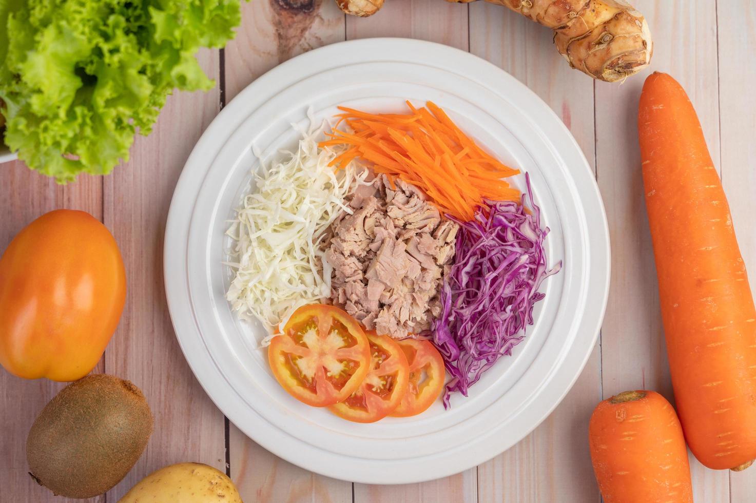 ensalada de atún con zanahorias, tomates y repollo foto