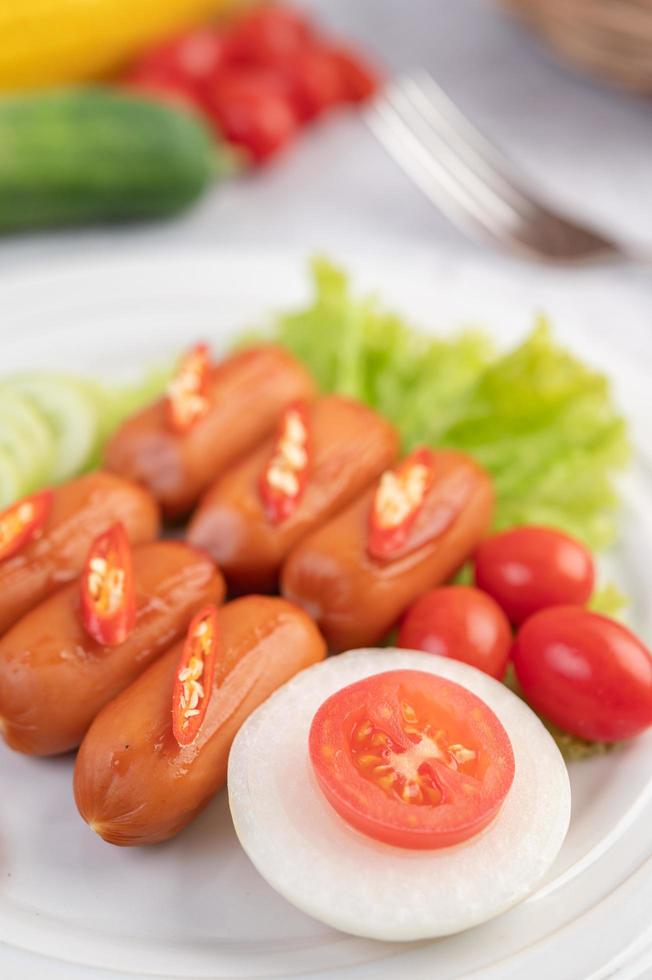 enlaces de salchicha con pimientos y pepinos foto