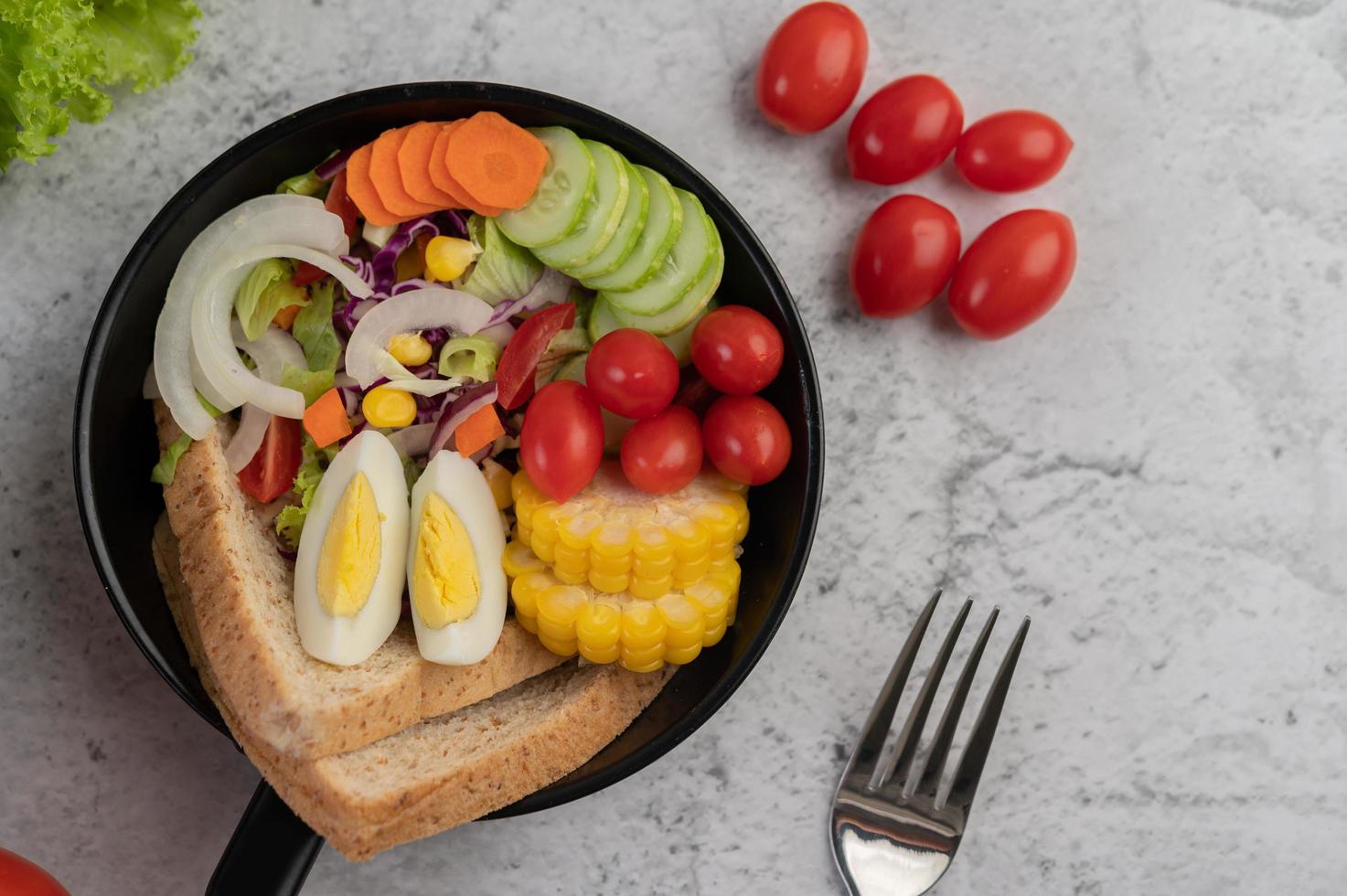 ensalada de verduras con pan y huevos duros foto