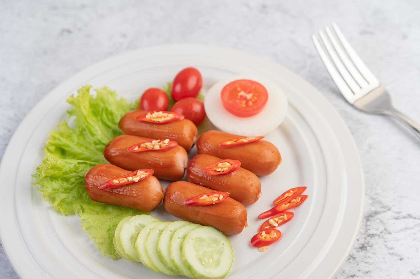 enlaces de salchicha con pimientos y pepinos foto