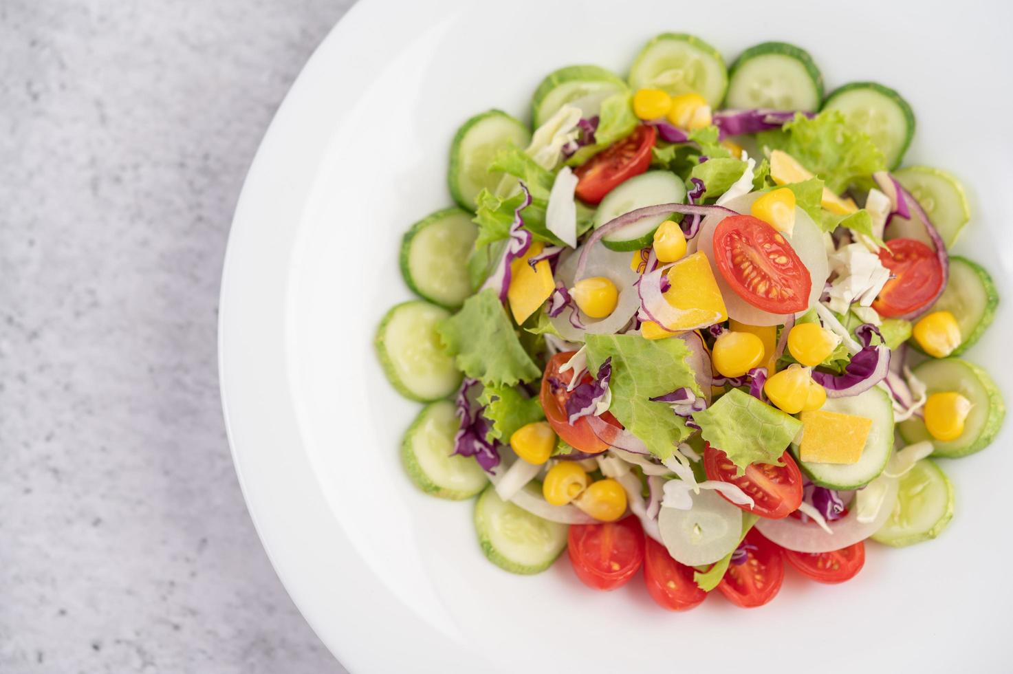 ensalada de verduras en plato blanco foto