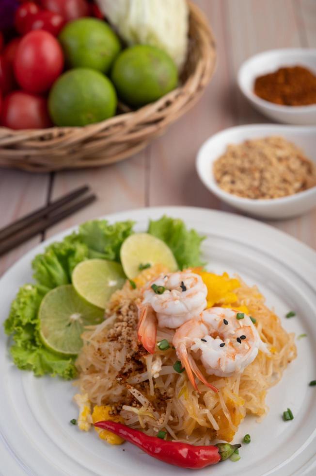 plato de pad thai camarones foto