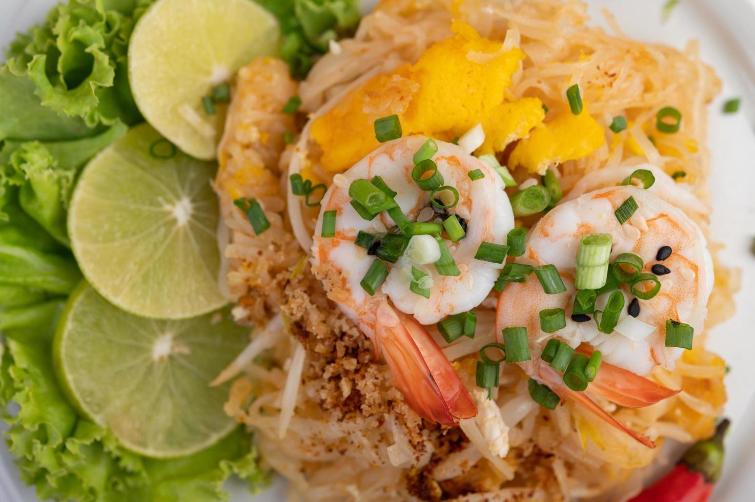 plato de pad thai camarones foto