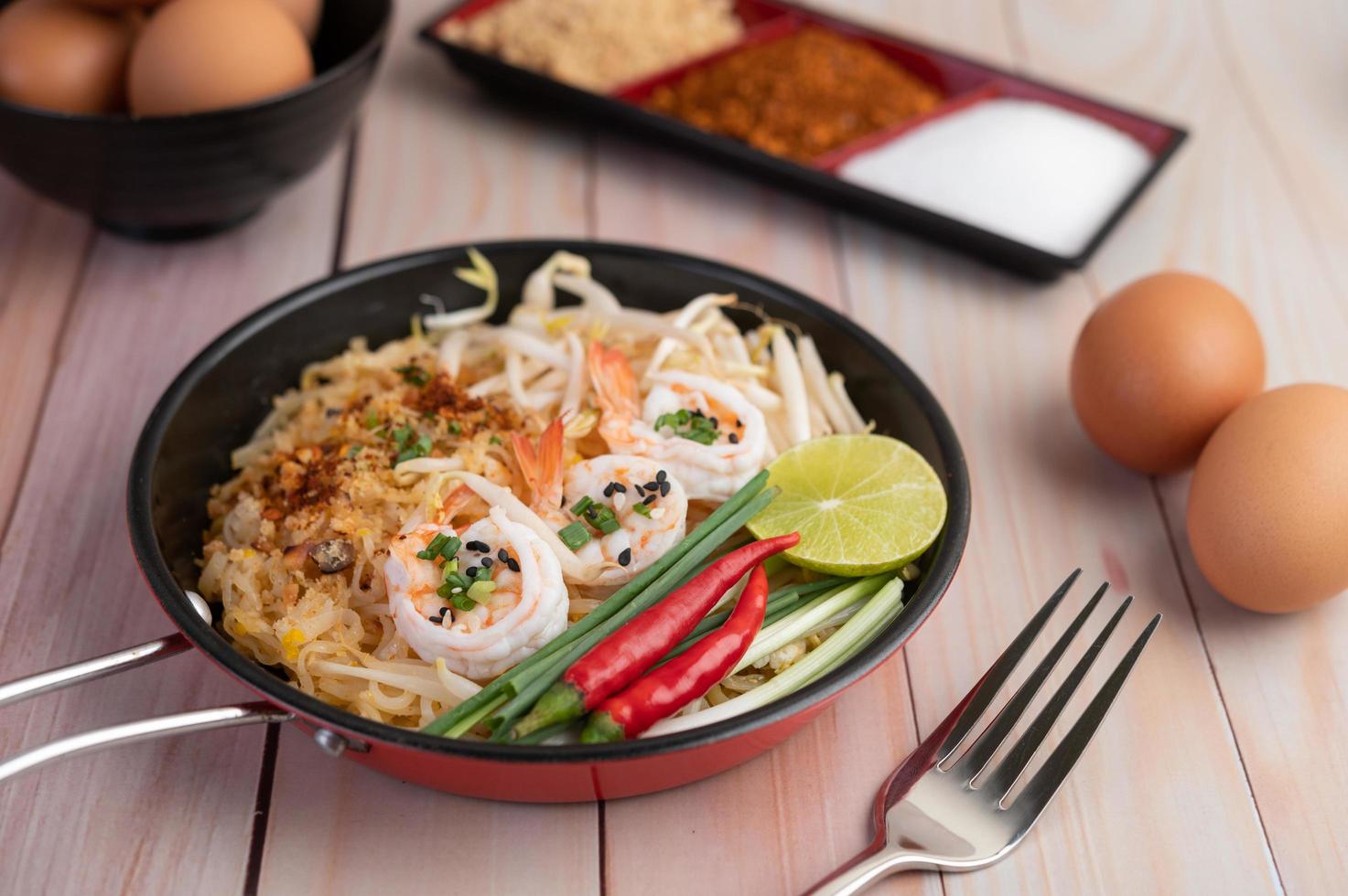 pad thai de camarones frescos foto