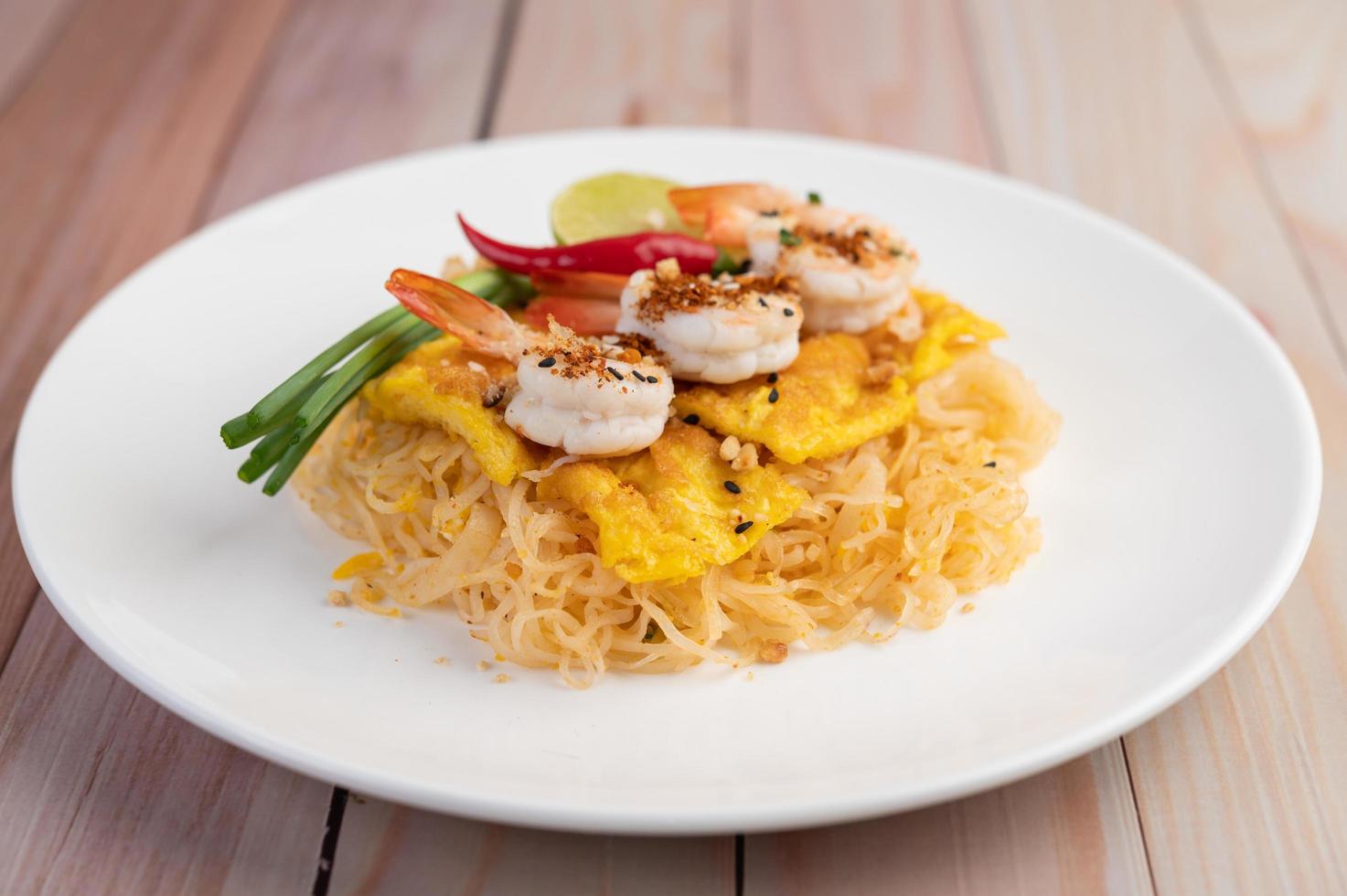 plato de pad thai camarones foto