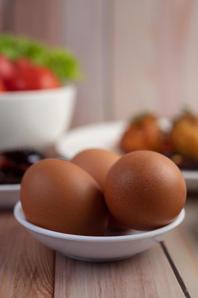 huevos colocados en una taza pequeña foto