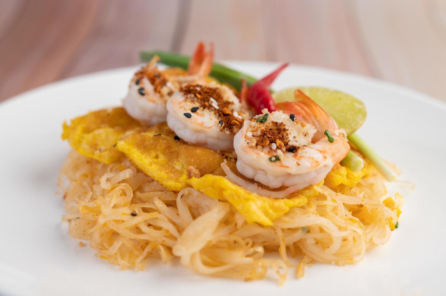 plato de pad thai camarones foto