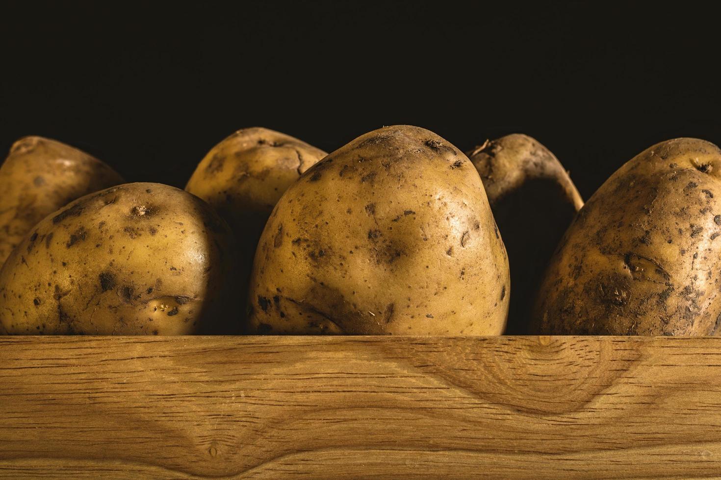 patatas en una caja de madera foto