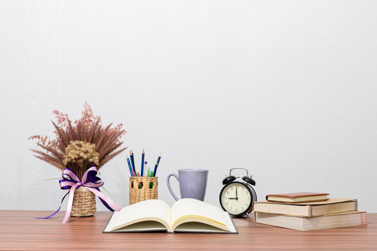 Papelería y libros en el escritorio. foto