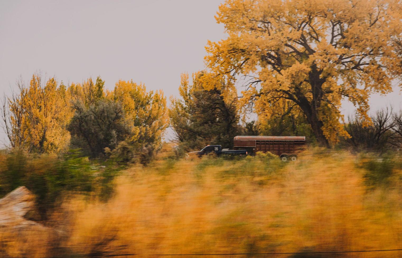 camión con remolque en movimiento foto