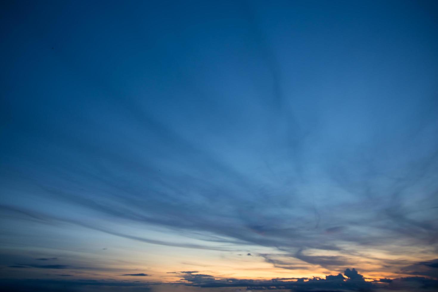 el cielo al atardecer foto