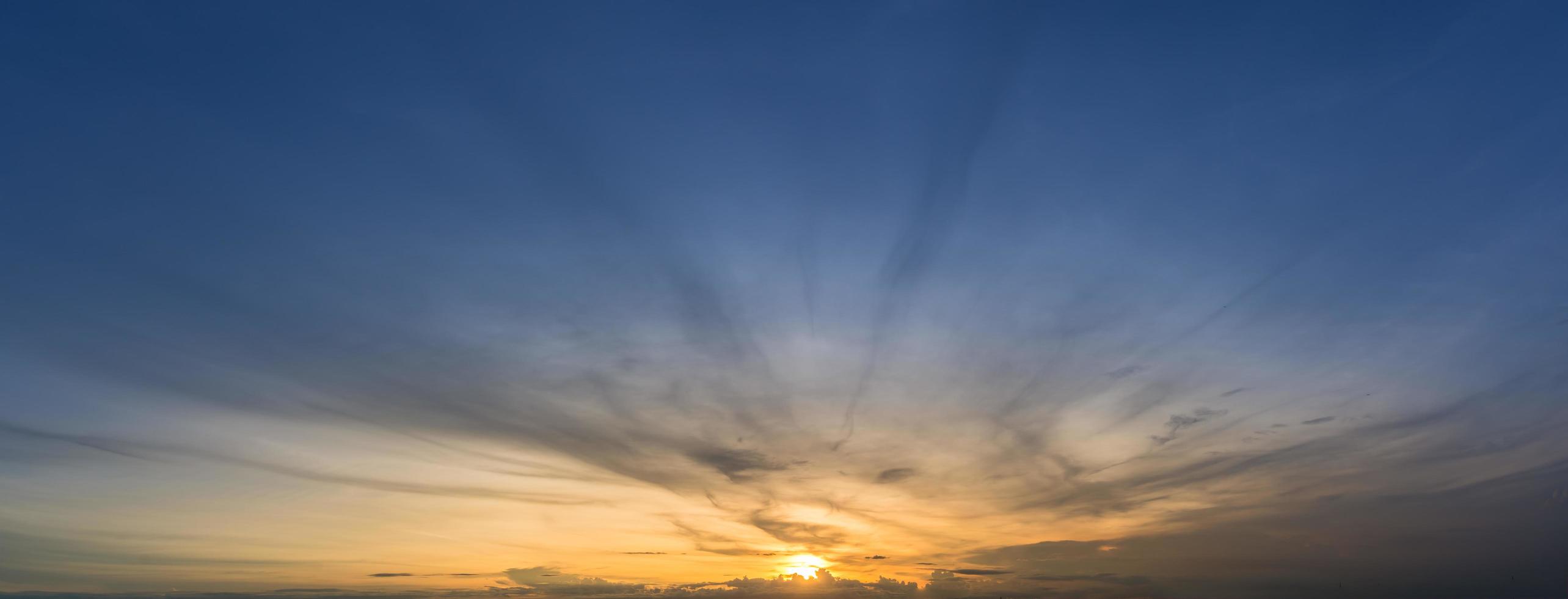 el cielo al atardecer foto