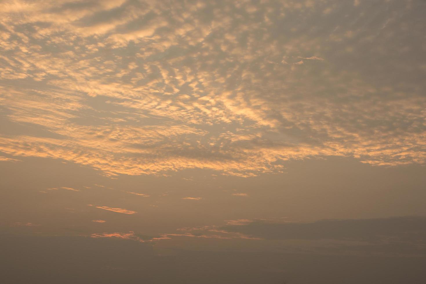 cielo y nubes al atardecer foto