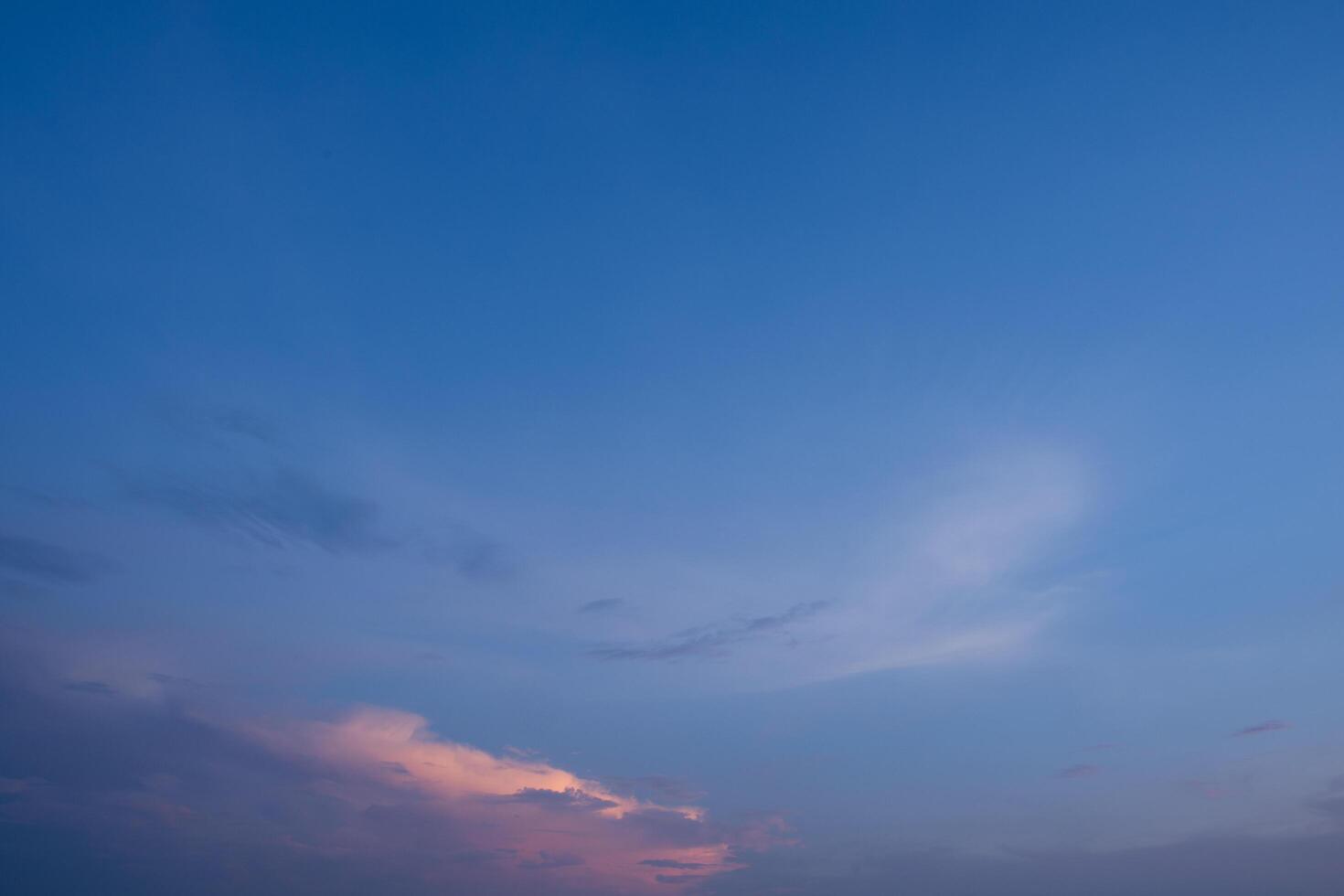 cielo y nubes al atardecer foto